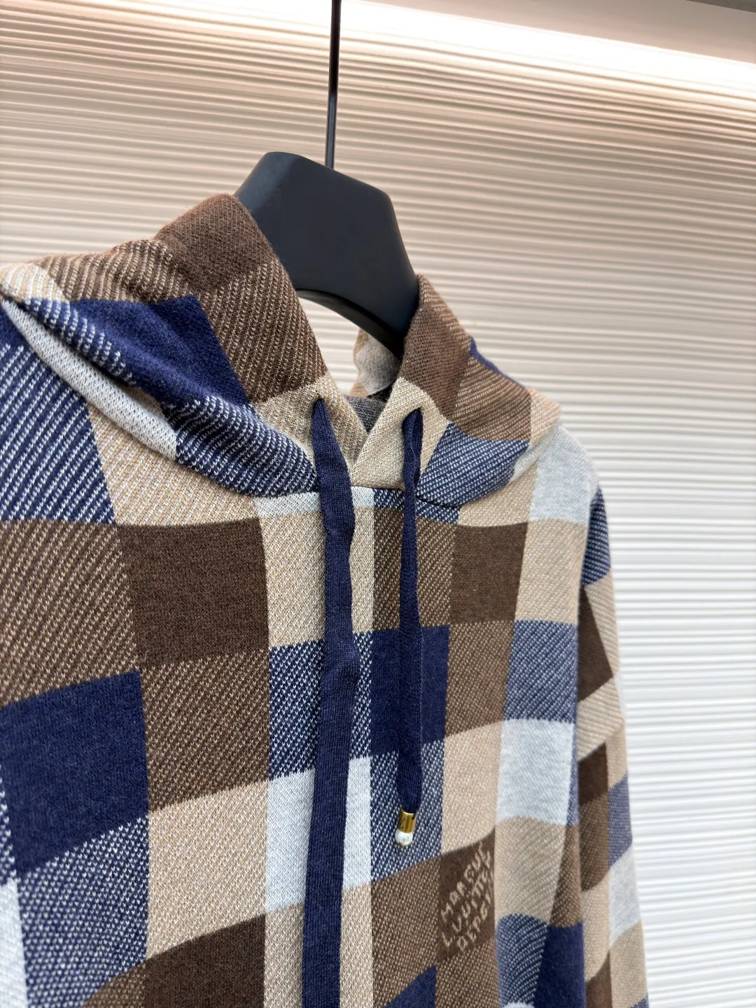 LOUIS VUITTON colorful plaid woolen sweatshirt ●Original version: purchased and developed for 24400 ●Item number: 1680883-C55 ●Fabric: wool blended fabric ●Technology: jacquard production ●Version: fitted version ●Weight: about 835 grams ●Size: XS-S-M-L ●Description: The yarn is made of [2/48 wool blended yarn], which is combined and matched with [four color fabric pieces]. This fabric piece uses [14-needle computer machine], each [weaving piece takes 280 minutes], the whole piece [four-color sesame bottom jacquard], prone to missing stitches; [hand stitching] uses [20 needles] Seam], the whole piece is composed of [7 pieces + 4 fences], the front and rear shirt legs are [double-sewn separately], the hat bones and collar bones are all wrapped with [small cylinders], and all the grids need to be in the right color, which increases the difficulty and time of sewing; the hat rope pendant needs to be [purely hand-made], which increases the time for finishing the tail. The overall wiring is straight and delicate, the fabric is comfortable and soft, and the color is consistent without color difference. It can be matched with the same style to create a fashionable look and control various occasions. Customized accessories, complete with three standards, same style for men and women!